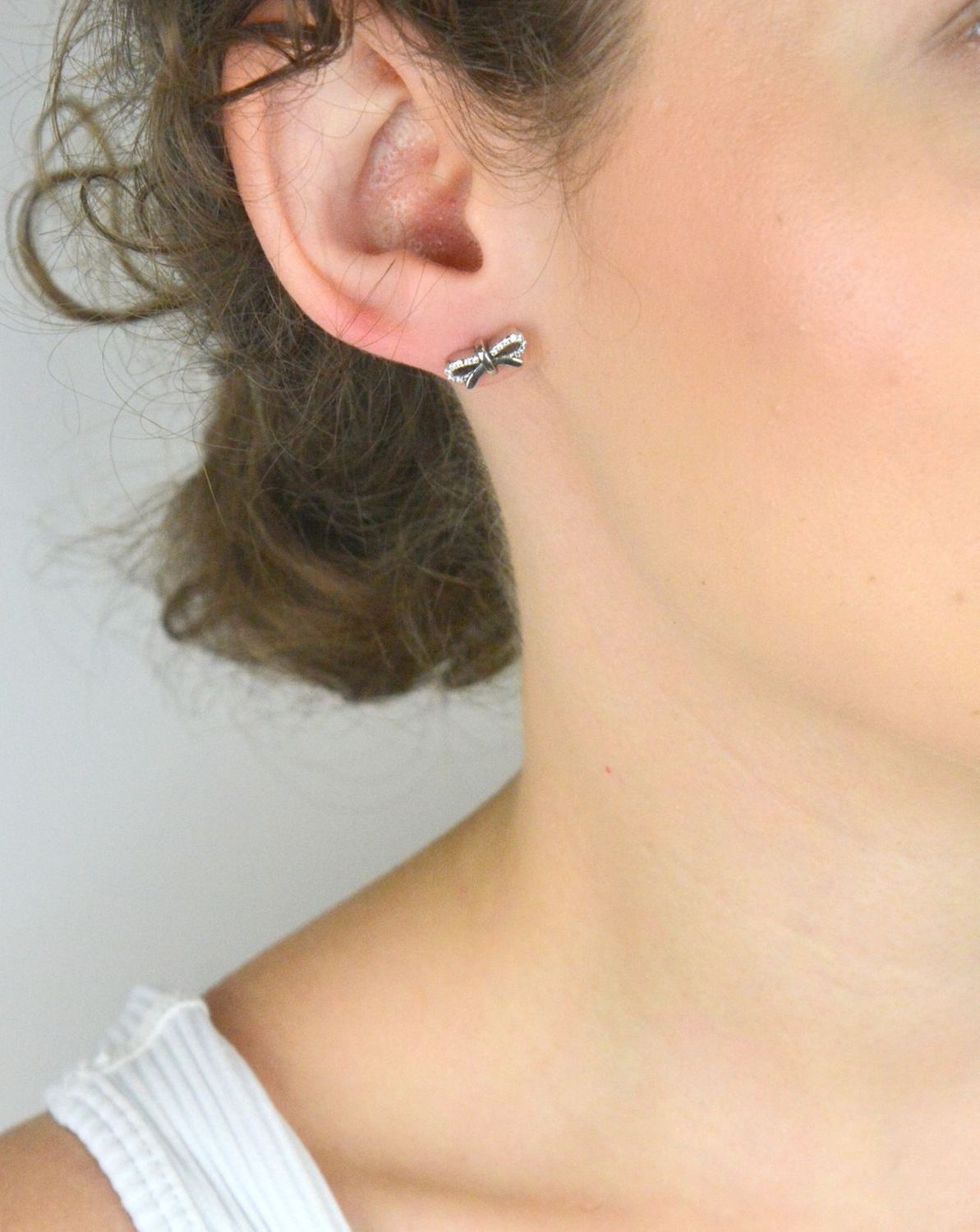 Kolczyki srebrne kokardki z cyrkoniami.jpg